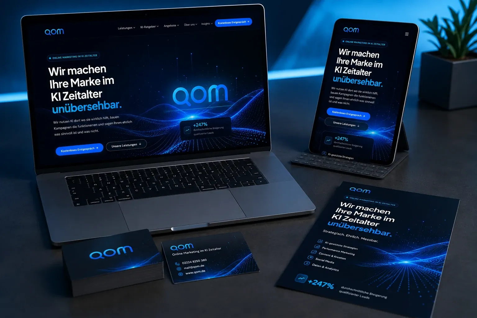 Markenauftritt der Agentur qom auf Laptop, Tablet und Printunterlagen